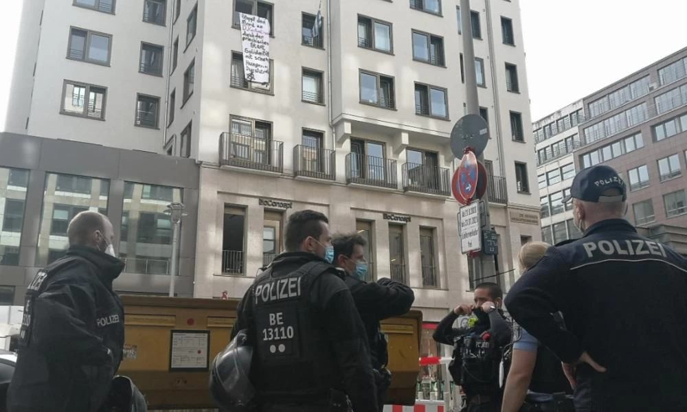Βερολίνο: Κατάληψη του ελληνικού προξενείου για τον Κουφοντίνα!